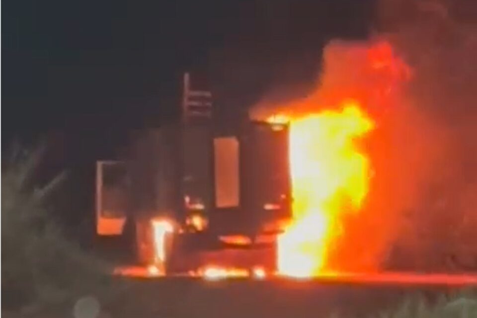 Incêndio consome carroceria de caminhão carregado com gado