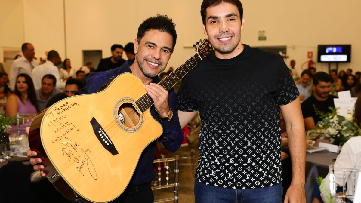 Violão autografado por Zezé Di Camargo alcança R$90 mil em leilão solidário