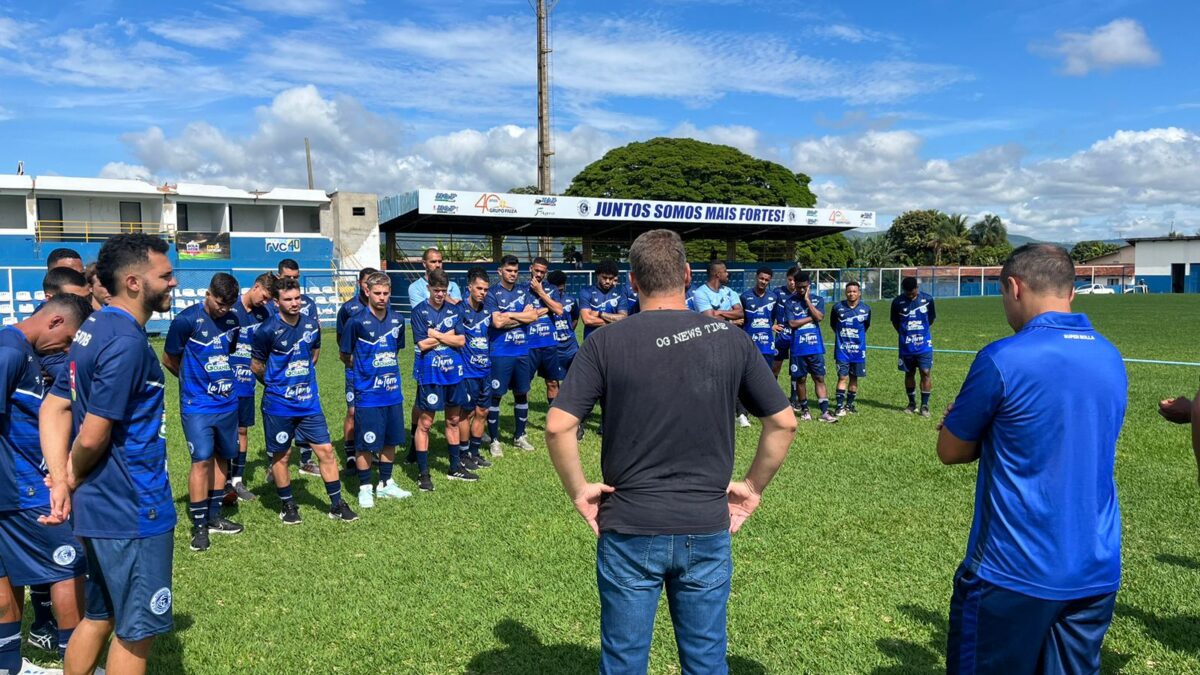 Jogadores do Goianésia se apresentando