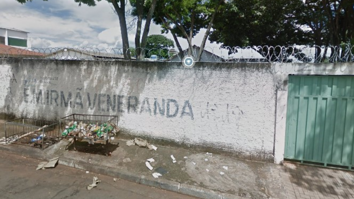 Telhas de escola caem sobre crianças durante vendaval, em Goiânia