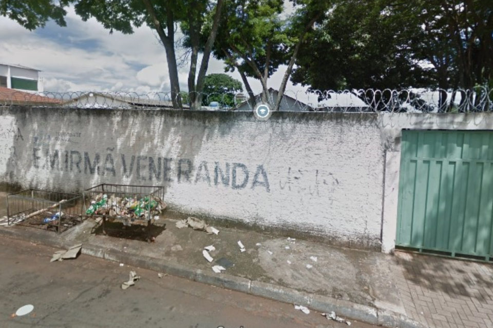 Telhas de escola caem sobre crianças durante vendaval, em Goiânia