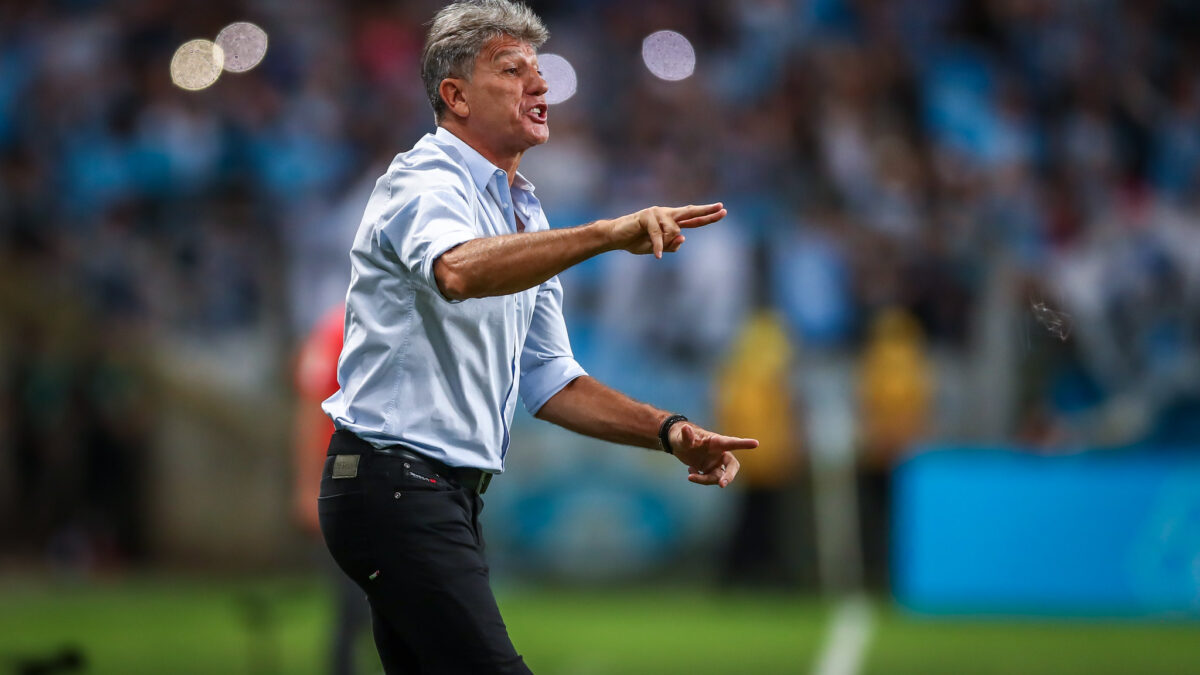 Renato Gaúcho passando orientações durante jogo
