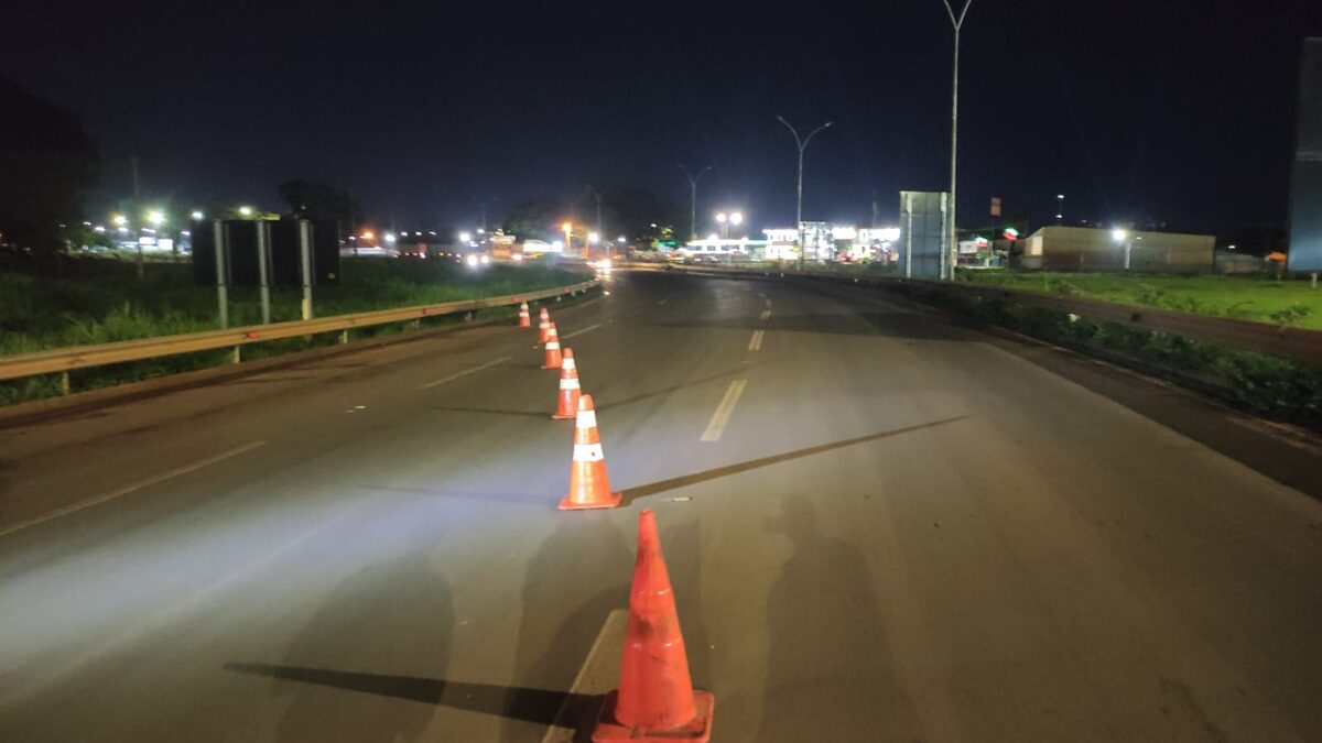 Rodovia interditada com cones em Rio Verde