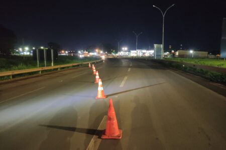 Rodovia interditada com cones em Rio Verde