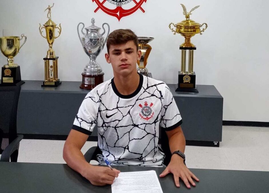 Gabriel Moscardo assinando com Corinthians