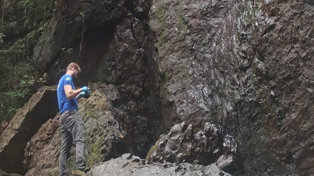 Agente faz perícia em local que homem morreu após cair de cachoeira em Morrinhos.
