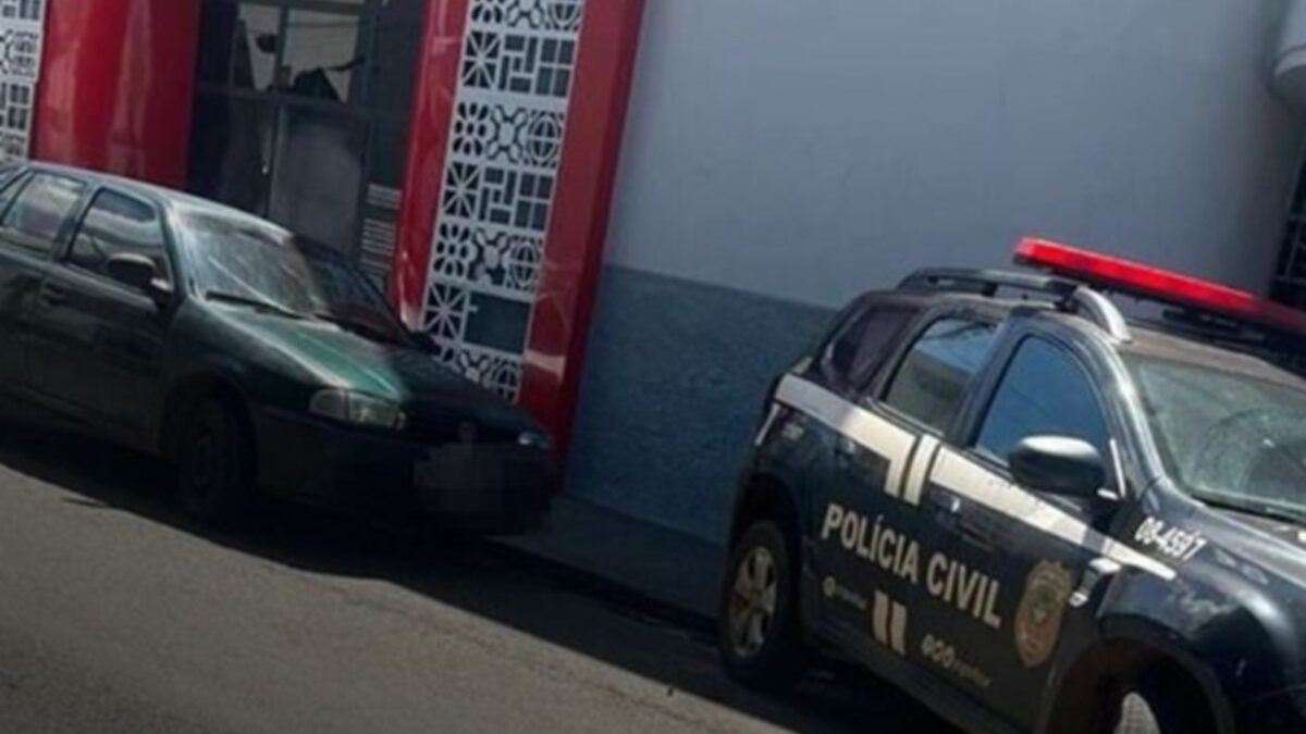 Polícia Civil cumpre mandado de busca e apreensão contra diretor de escola de Inhumas por assédio sexual. A foto mostra uma viatura da Polícia Civil parada na rua em frente à entrada da escola, que não é identificada