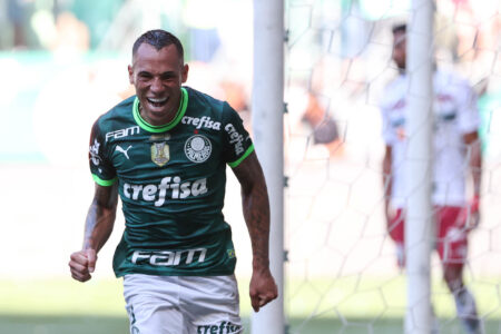 Breno Lopes comemorando gol diante do Fluminense