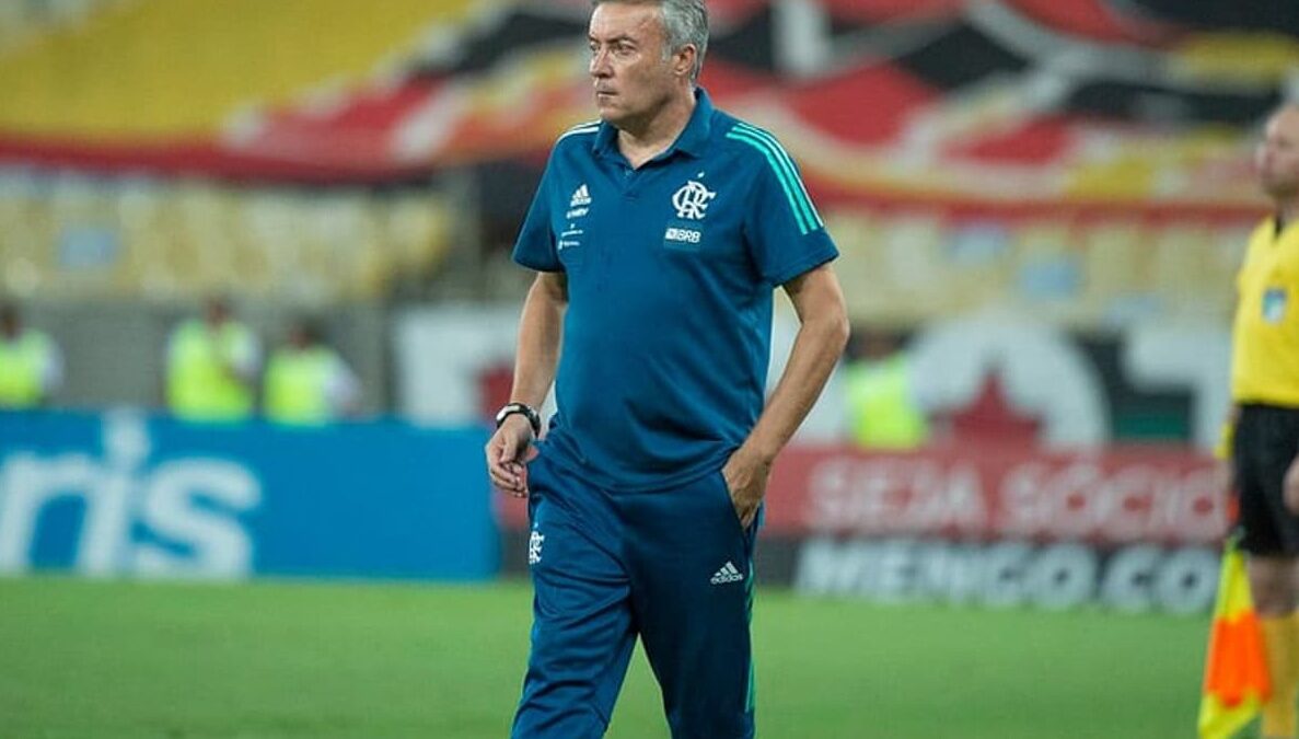 Domenec Torrent na beira do gramado pelo Flamengo