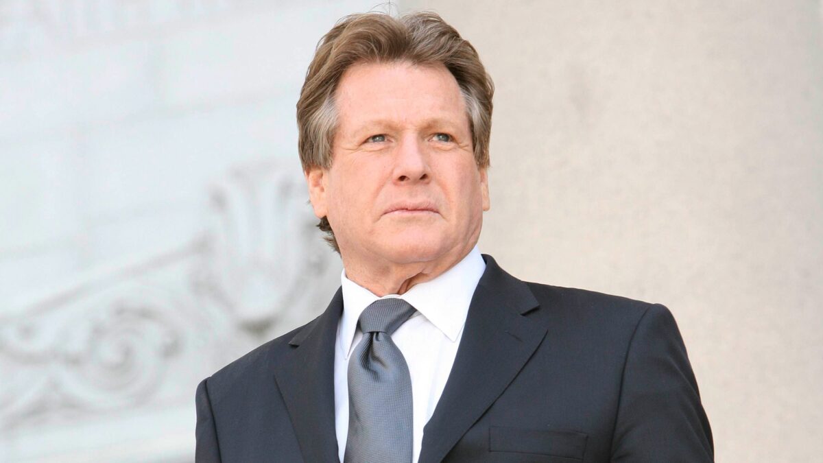 Ryan O’Neal, uma estrela importante de Hollywood principalmente na década de 1970, conhecido por filmes icônicos como "Love Story" e "Lua de Papel", morreu aos 82 anos.