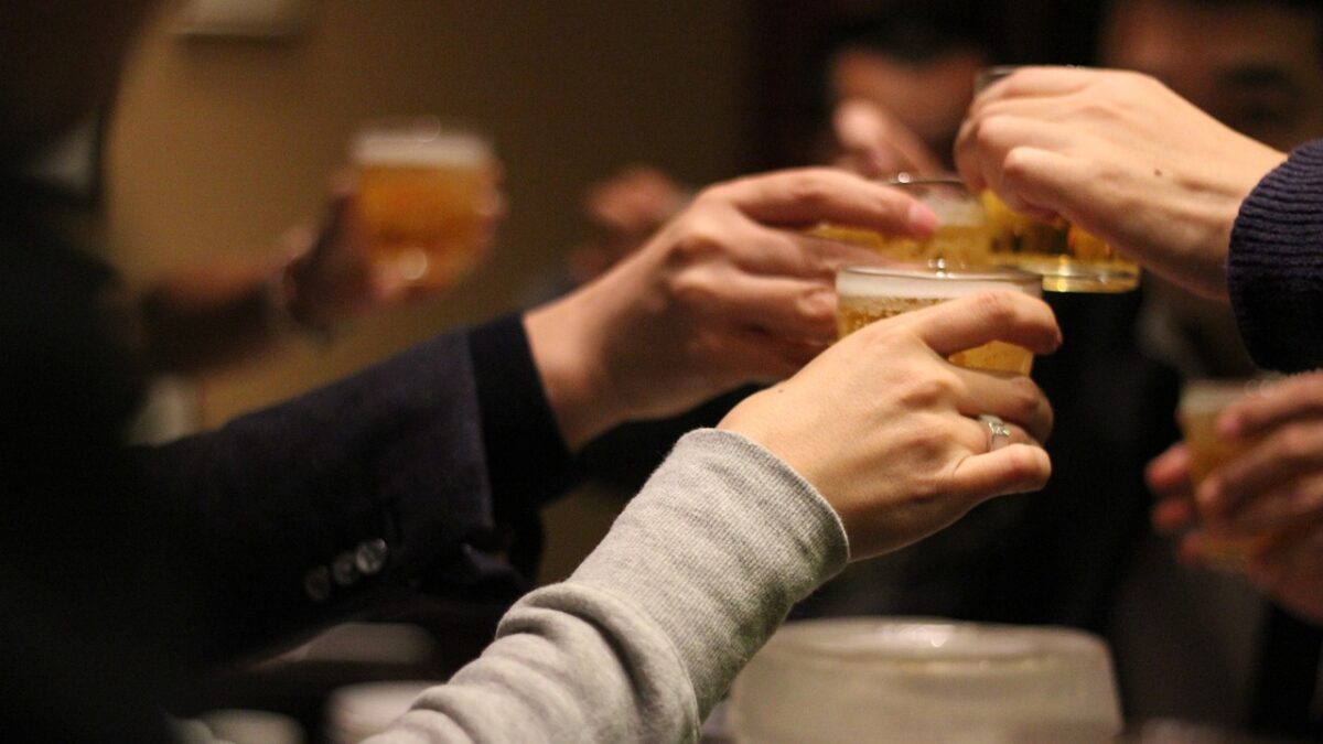 Festa com colegas de trabalho pode virar problema se regras não forem seguidas (Foto: Pixabay)