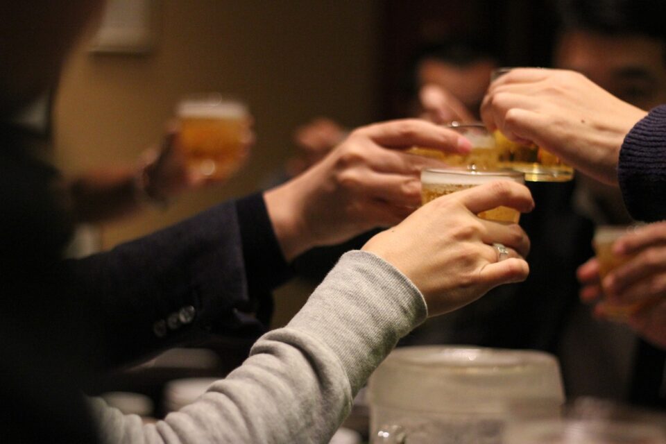 Festa com colegas de trabalho pode virar problema se regras não forem seguidas (Foto: Pixabay)