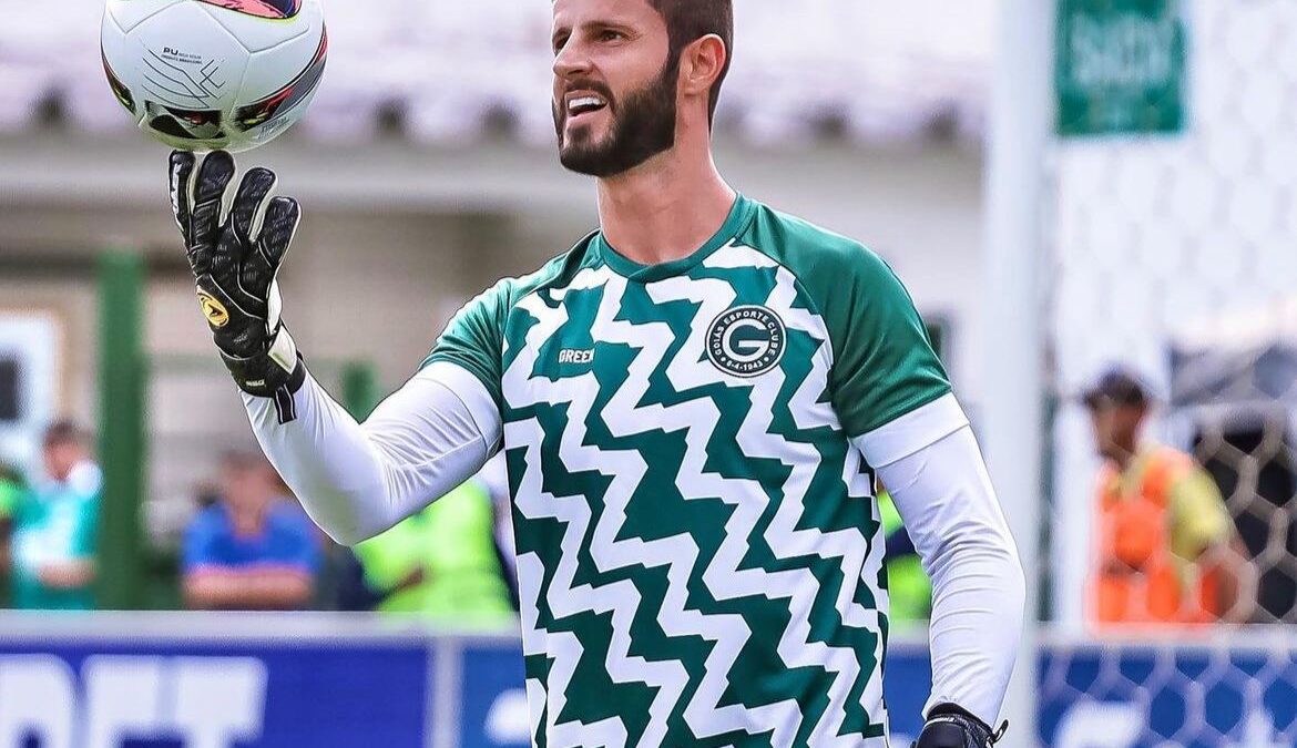 Marcelo Rangel aquecendo no Goiás