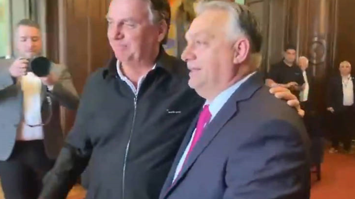 Bolsonaro se encontra com o primeiro-ministro da Hungria, Viktor Orbán, durante viagem a Buenos Aires para a posse de Javier Milei - Reprodução/@BolsonaroSP no X