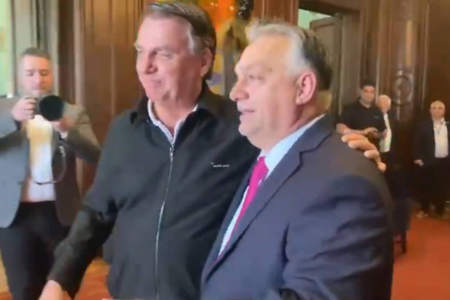 Bolsonaro se encontra com o primeiro-ministro da Hungria, Viktor Orbán, durante viagem a Buenos Aires para a posse de Javier Milei - Reprodução/@BolsonaroSP no X