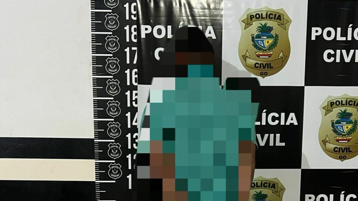 Homem suspeito de agressão contra mulher é preso em Posse. Imagem mostra o homem preso de costas e pixelado em fundo com o logo da Polícia Civil