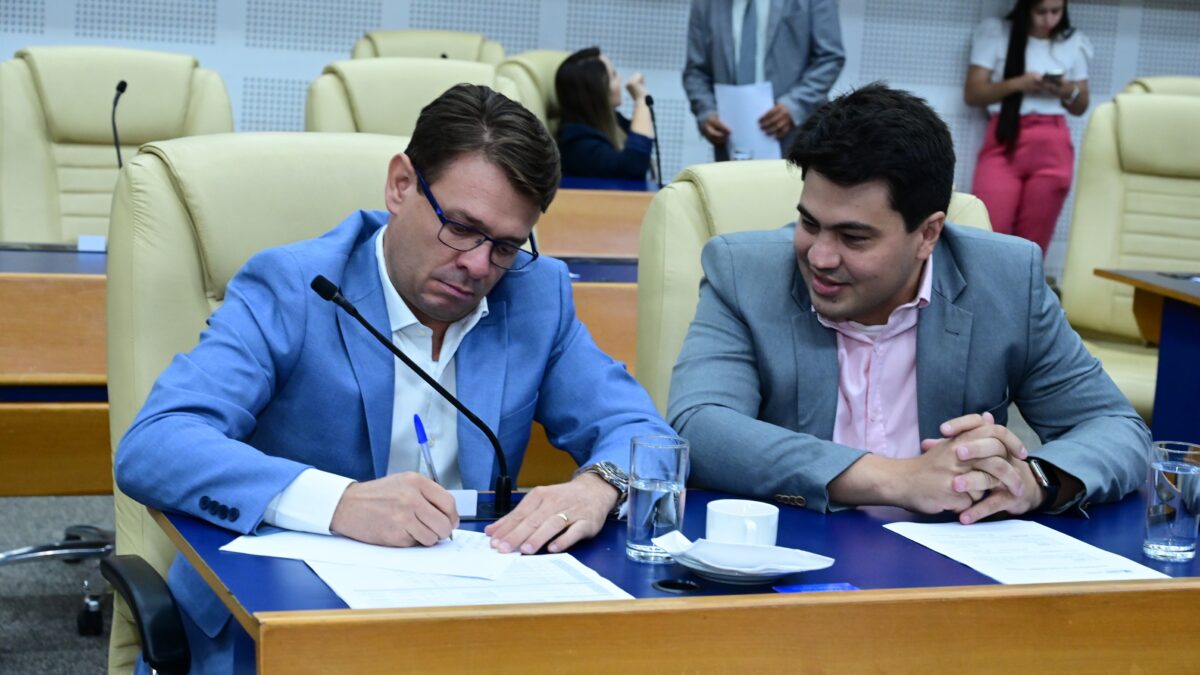 Vereadores Welton Lemos (esquerda) e Igor Franco, ambos de oposição (Foto: Câmara Municipal de Goiânia)