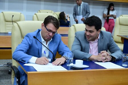 Vereadores Welton Lemos (esquerda) e Igor Franco, ambos de oposição (Foto: Câmara Municipal de Goiânia)