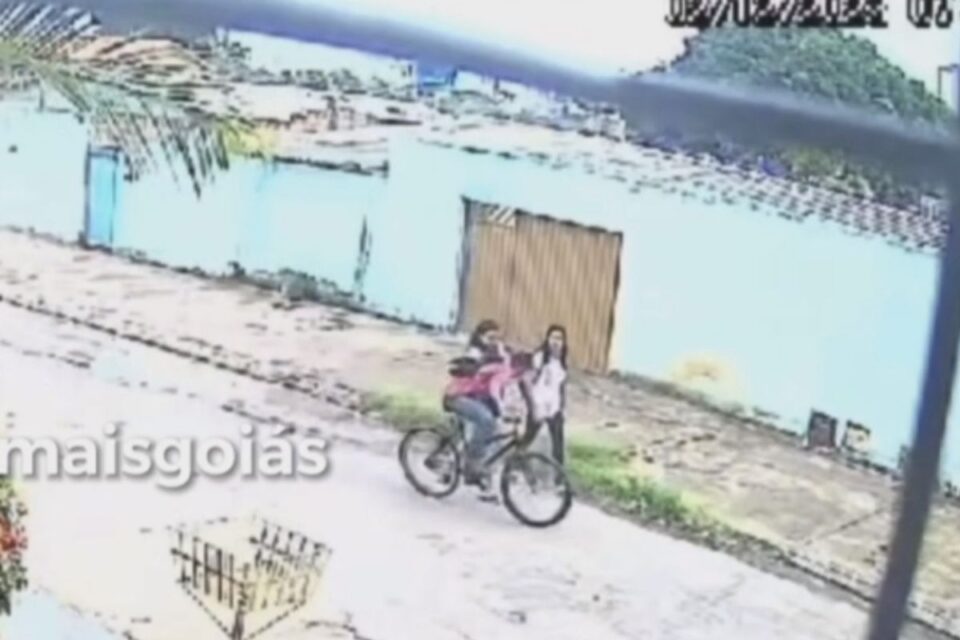 Filmagens mostram quando o ciclista passa a mão na bunda da vítima