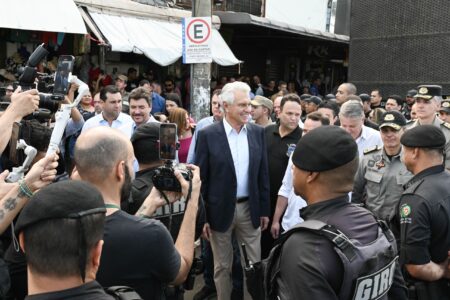 Governador Ronaldo Caiado anda pelas ruas da região da 44, em Goiânia (Foto: Divulgação)
