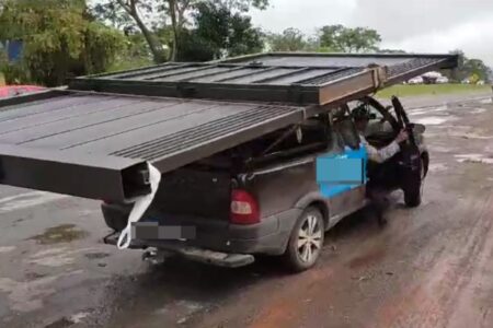 PRF apreende picape que levava portão na BR-060, em Goiânia