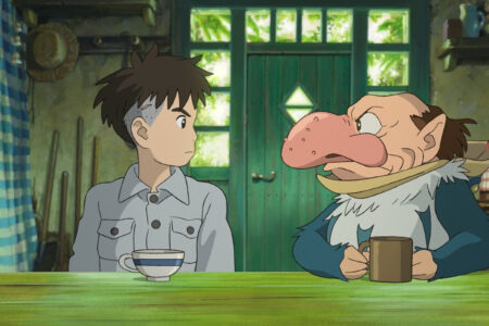 “O Menino e a Garça”, uma fantástica história de amadurecimento do mestre da animação Hayao Miyazaki, arrecadou US$ 12,8 milhões em seu fim de semana de estreia, tornando-se a primeira produção original de anime a liderar as bilheterias nos EUA.