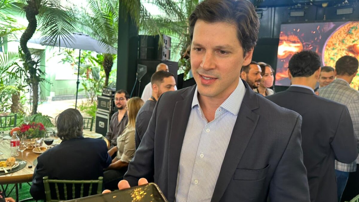 Daniel Vilela atendendo a imprensa no Palácio