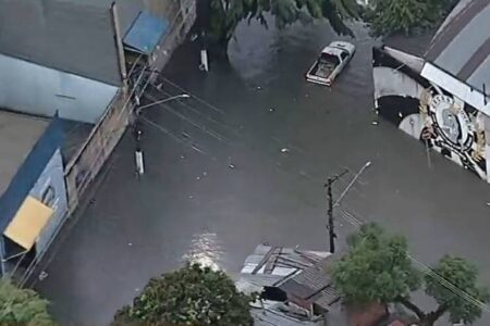 O Corpo de Bombeiros de São Paulo encontrou o corpo de uma mulher que foi arrastada por cerca de 15 km devido às fortes chuvas que atingiram a Zona Leste de São Paulo neste sábado (23)