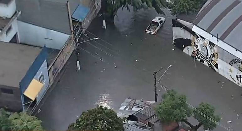 O Corpo de Bombeiros de São Paulo encontrou o corpo de uma mulher que foi arrastada por cerca de 15 km devido às fortes chuvas que atingiram a Zona Leste de São Paulo neste sábado (23)