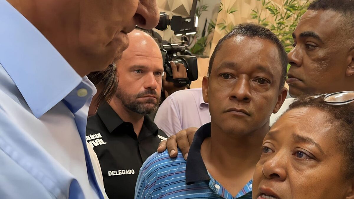 Caiado em velório da adolescente Amélia Vitória (Foto: Governo de Goiás - Divulgação)