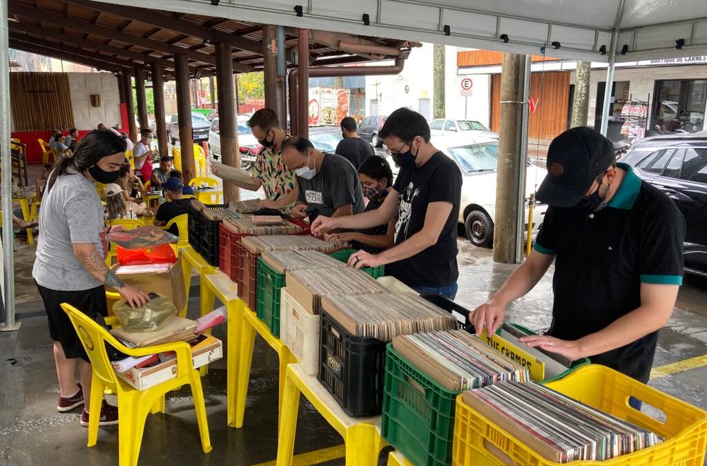 Feira reúne artigos pop, vinil e atrações musicais em Goiânia