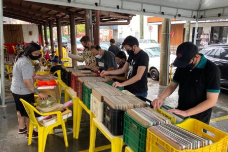 Feira reúne artigos pop, vinil e atrações musicais em Goiânia