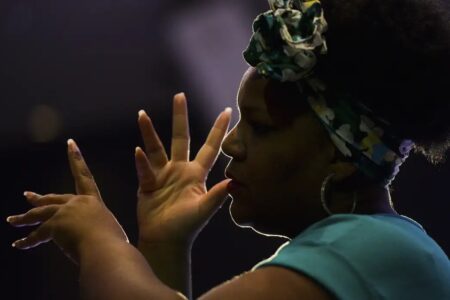 Projeto obriga órgãos públicos de Goiás a fornecerem atendimento em Libras