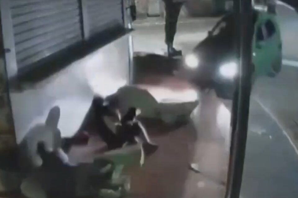 Carro quase atinge moradores de rua em Caldas Novas . Foto mostra o momento em que o carro invade a calçada