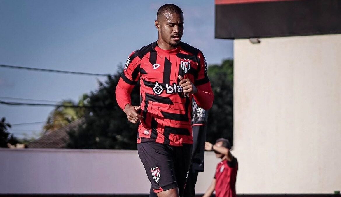 Zagueiro João Victor treinando no CT do Dragão