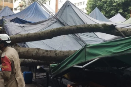 Queda de árvore deixou barracas danificadas e pessoas feridas no Setor Oeste (Foto CBPMGO)