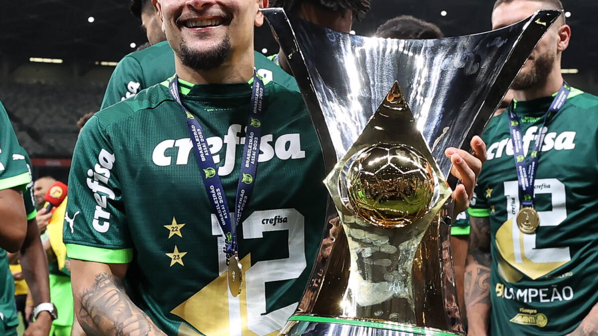 Artur com a taça do Campeonato Brasileiro 2023