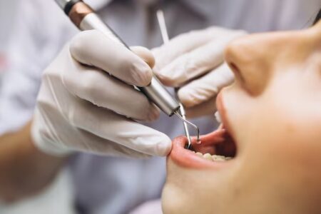 Mulher processa dentista por receber oito coroas, fazer quatro canais e 20 obturações numa única sessão Profissional mentiu sobre anestesia