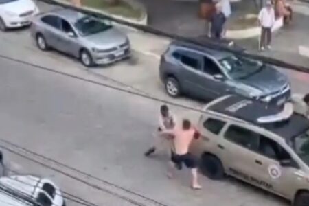 Homem é flagrado agredindo policiais com pedaço de madeira na Bahia; vídeo Indivíduo ainda tentou pegar uma pistola