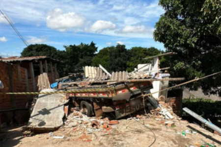 Caminhão desgovernado invade residência em Anápolis (Foto: Divulgação/Corpo de Bombeiros)