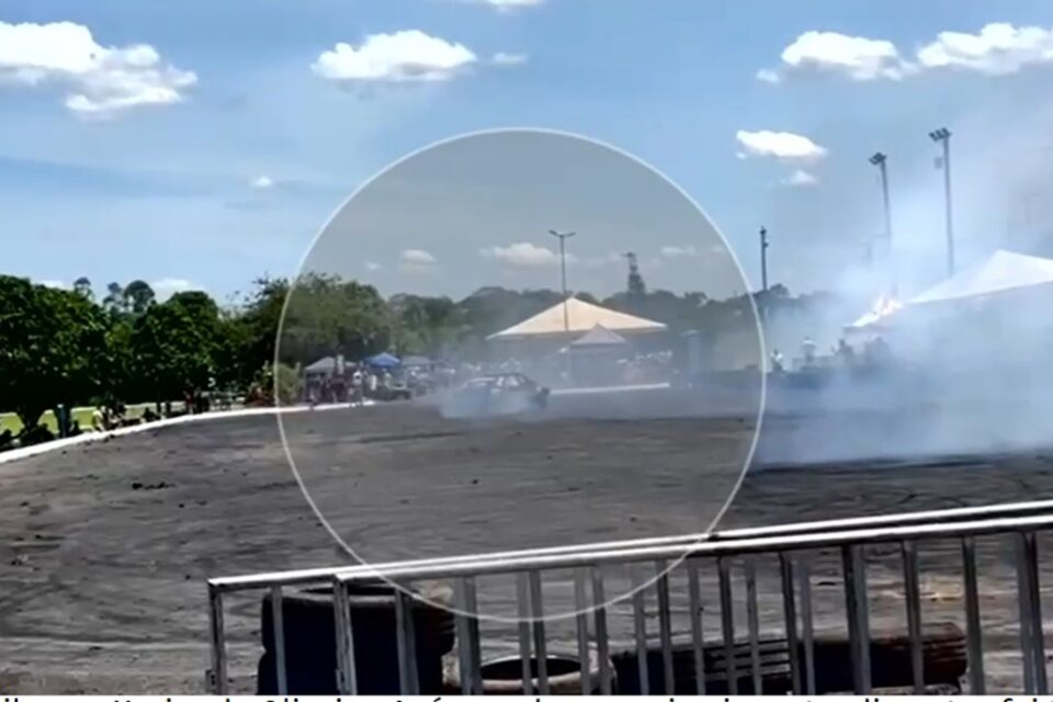Carro faz manobras em Morrinhos e atinge mulher