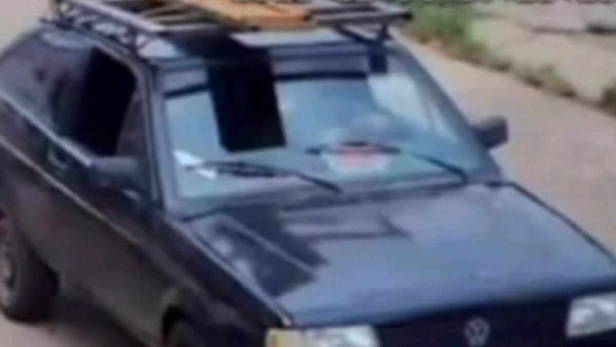 Carro utilizado pelo suspeito de ter se masturbado em frente a criança de 6 anos