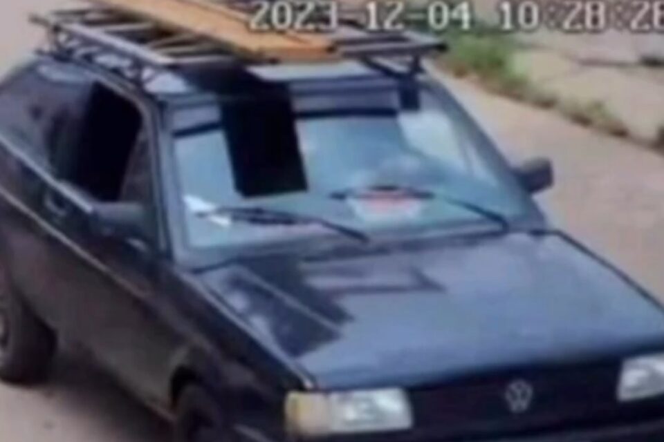 Carro utilizado pelo suspeito de ter se masturbado em frente a criança de 6 anos