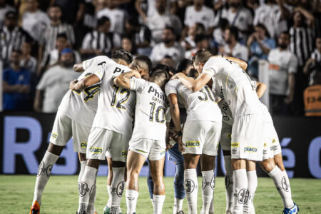 Jogadores do Santos reunidos na Vila Belmiro antes da queda