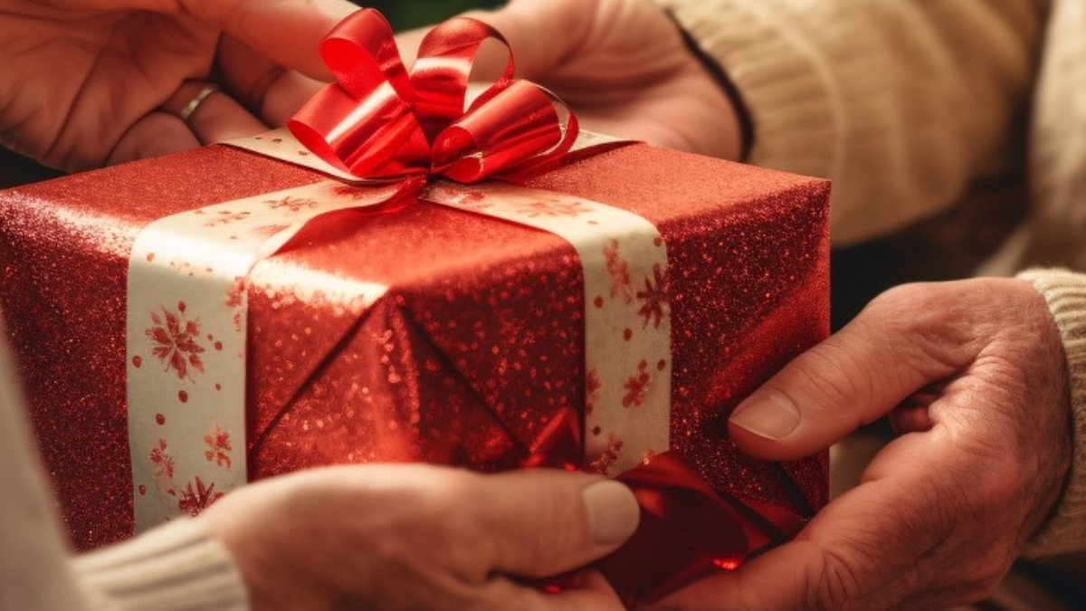 Troca de presentes no "amigo secreto": tradição que movimenta economia (Foto: Pixabay)
