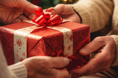 Troca de presentes no "amigo secreto": tradição que movimenta economia (Foto: Pixabay)