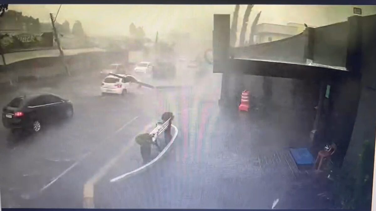 Poste cai em cima de casa em Goiânia