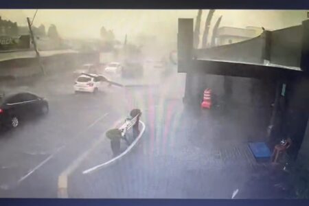 Poste cai em cima de casa em Goiânia