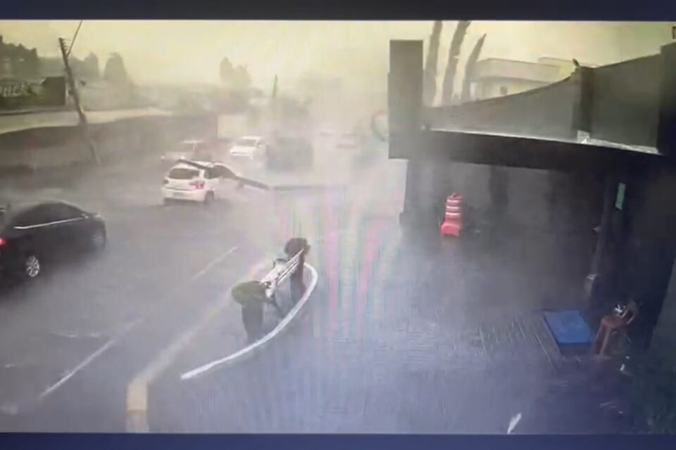 Poste cai em cima de casa em Goiânia