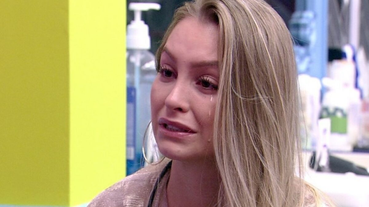 Carla Diaz diz que chora após atingir o orgasmo Atriz conta que chegou a pesquisar para saber se a reação era normal